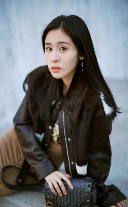 女歌手张碧晨率性有型时髦写真