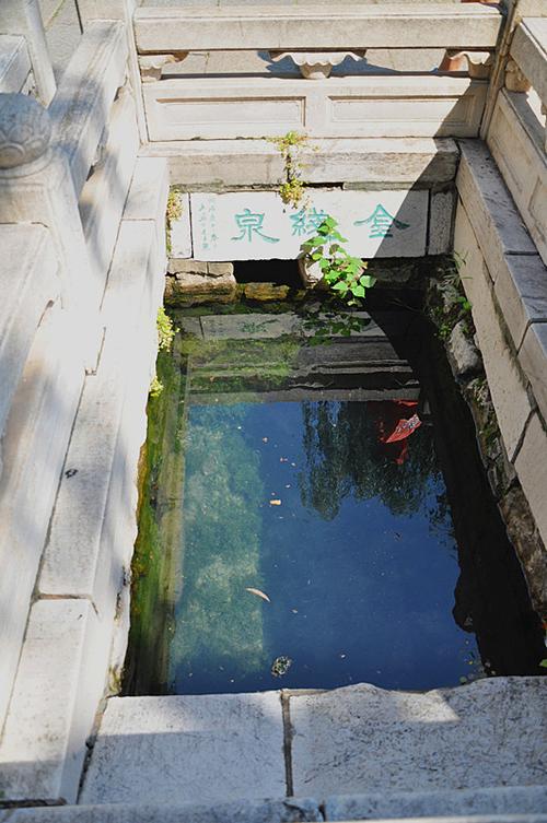 金线泉,泉池东西长2米,南北宽1米,池深1.