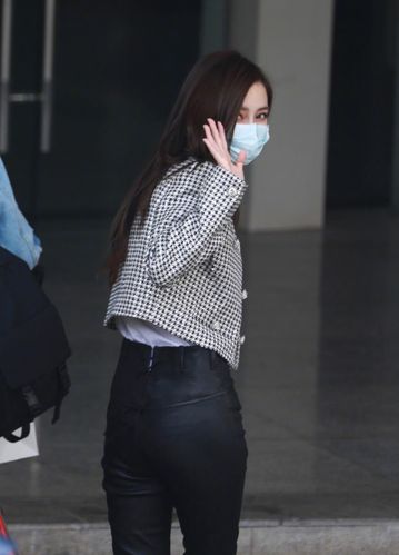 杨颖手拿switch现身机场,千鸟格夹克配皮裤,又美又飒