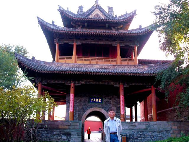 走过大显通寺的时侯,我隔着围墙拍了1张老寺庙的照片.据说他也是金顶.