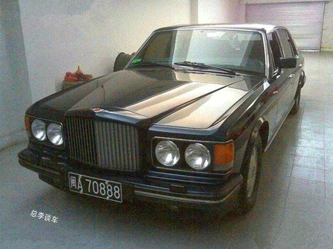 不起眼的小楼,停2辆鬼怪,1辆康塔什,前华人首富的车也