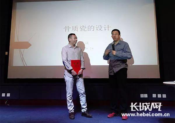 许斌(左)被大连民族大学设计学院聘请为客座导师