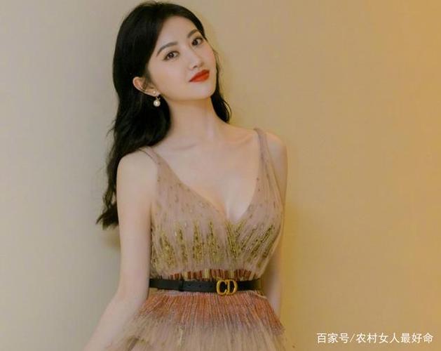 气质女神景甜,搭配深v礼服裙,气质更加高贵优雅