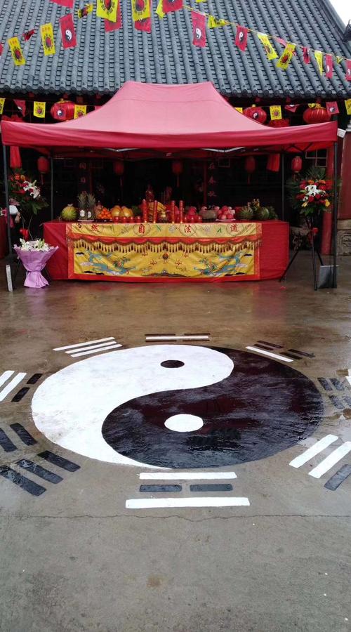 开坛做法,为众生祈福