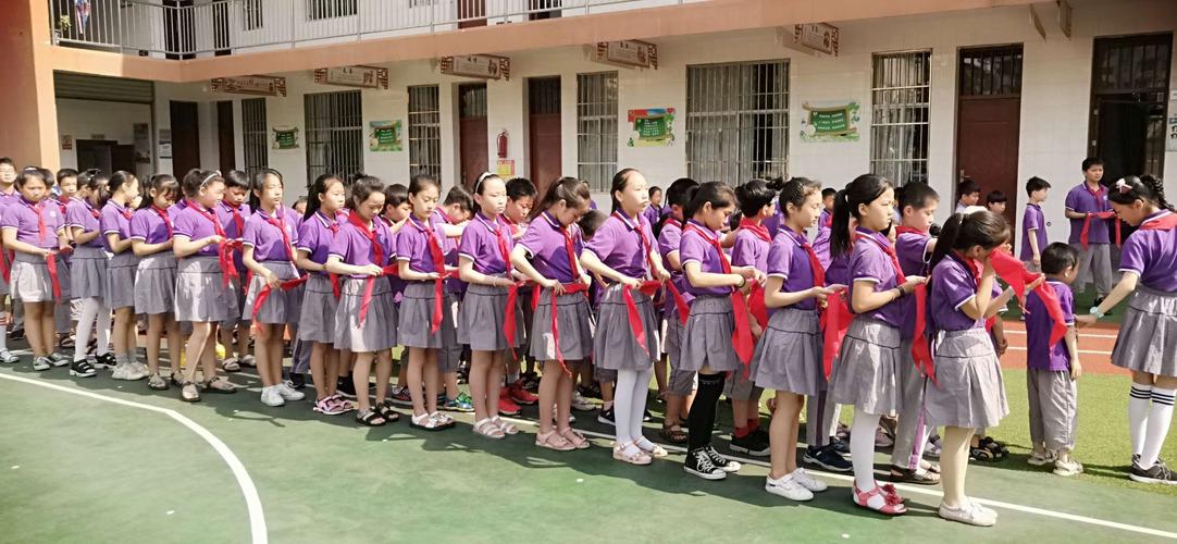 源汇区五一路小学举行"欢庆六一"新少先队员入队仪式活动