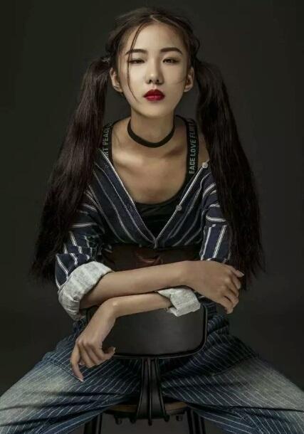 如今的她开始了她的设计之路,看来变形记也不光是变星记,希望刘思琦