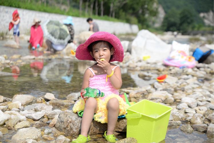 戏水的小女孩……摄影师……孤影……制作……美玉……出镜……香蕉