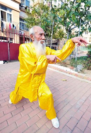 李梓麟老人在打螳螂拳 记者 于小阳 摄