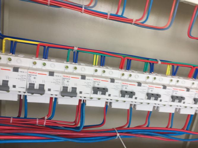 二根零线一根火线会发生什么变化 下图是串联起来的第一个空开用一根