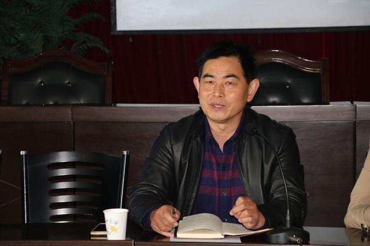 凉州区高中物理梁紫山名师工作室首席名师,武威第三中学校长梁紫山