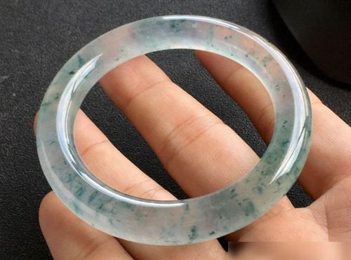 飘花翡翠手镯唯美优雅,是女孩最爱的款式,也有很高的价值