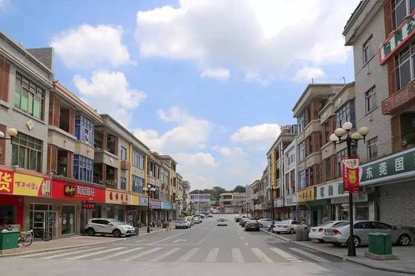 "   地处东莞市寮步镇中心区,北连良边村,西接坑口社区,与居民