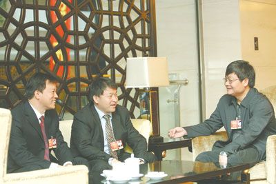 蒋安荣,胡建文,刘翔浩代表十分关注"三农"话题.