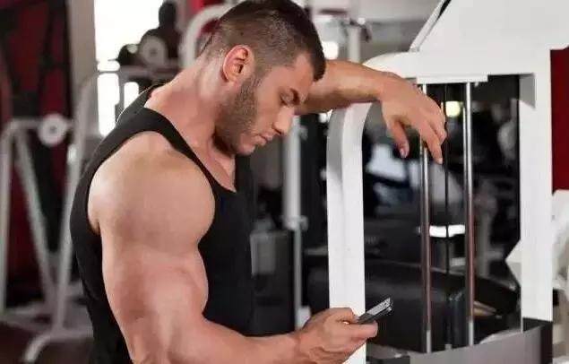 小伙一身肌肉,8块腹肌真精神,说要坚持健身到50岁!