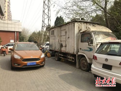 北京安定门东滨河路"僵尸车"成堆 路人通行似穿迷宫