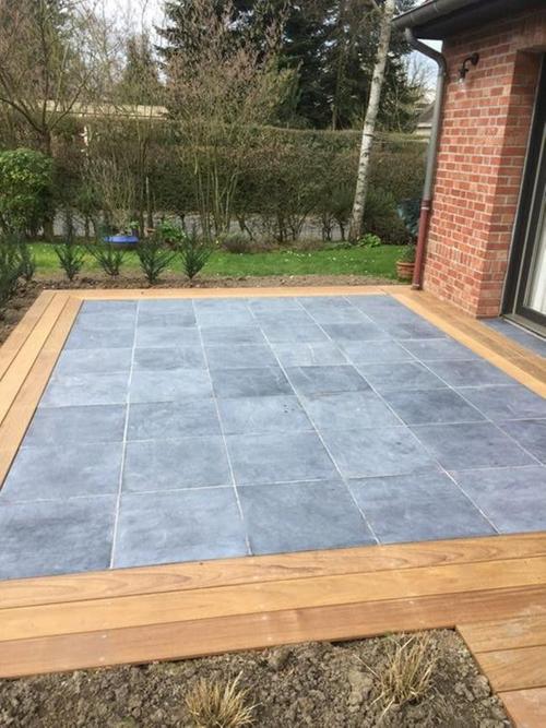 院子里用地砖圈一块地铺防腐木当露台在家门口晒太阳种花养鱼