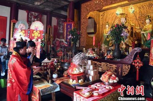 福州天后宫举行法会为妈祖软身神像供奉鎏金凤冠(图)