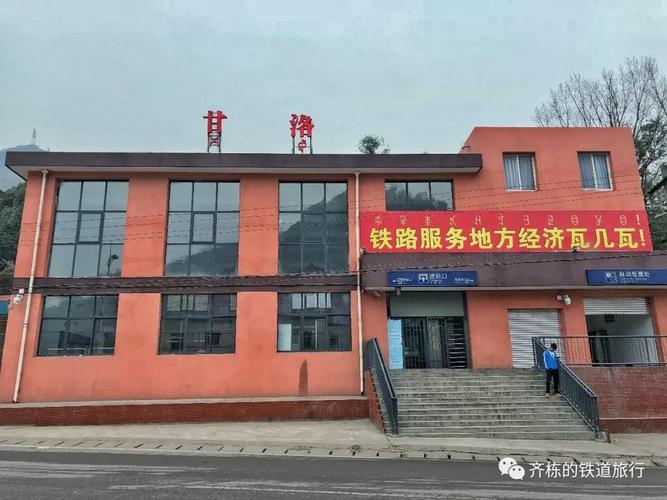 火车站广场就坐落在对面,浅鲑鱼红的主体站房之上,挂着一张用汉文和