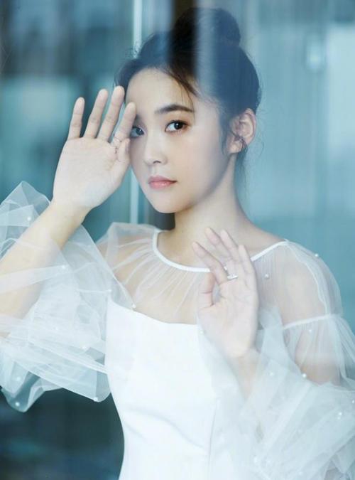 30岁张佳宁晒最新美照,一袭白色薄纱连衣裙梦幻唯美浪漫!
