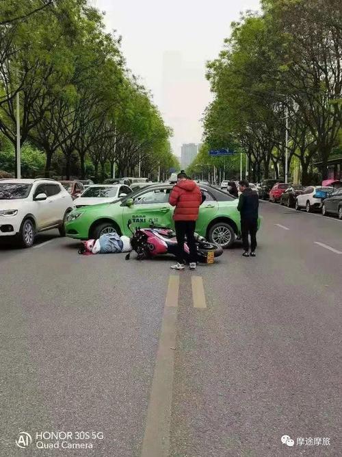 骑摩托出行发生事故蛋蛋不保小伙撞成姑娘