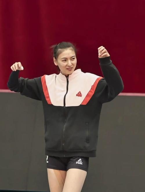 在大名单中,出现了四川女排接应兼主攻手缪伊雯的名字,这位2000年出生