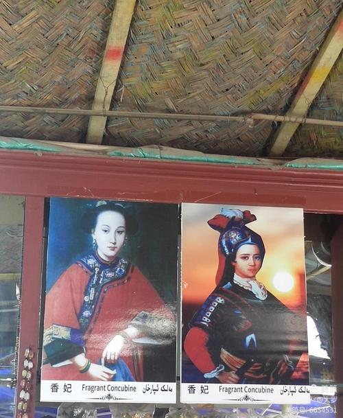 这是香妃画像的复制品,是乾隆年间宫廷画师郎世宁根据香妃本人的