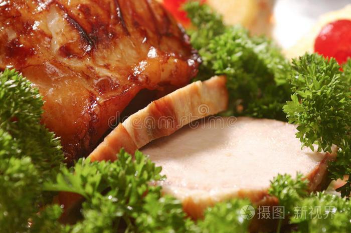 一碗自制的辣椒豆汤和肉烤鸽翅意大利火腿用红辣椒装饰的传统保加利亚
