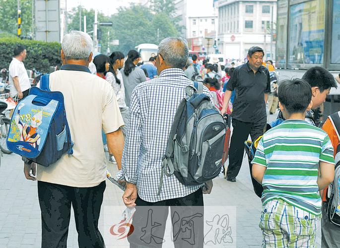 郑州老人背书包送孩子引热议