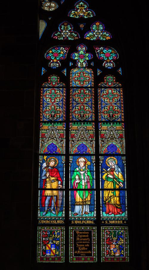 彩绘的玻璃窗 装饰着哥特式教堂-淡水看世界