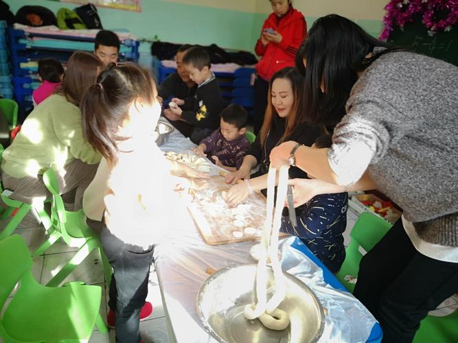 库尔勒金冠幼儿园迎新年,庆元旦感恩父母亲子包饺子"主题活动精彩片段