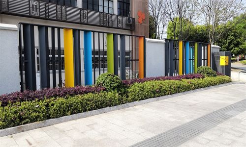 其一为结构简便,通透化设计具有良好的抗风功能;其二为通过围墙的艺术