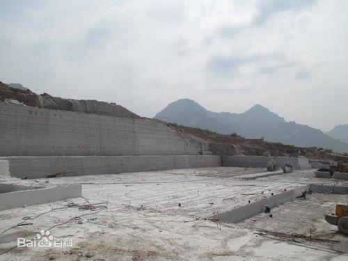 拥有石材矿山五座,加工厂两处,建筑面积6万平方米.