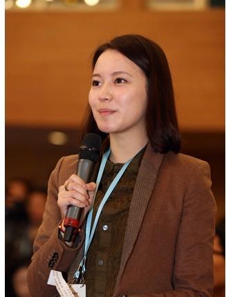 请问这个凤凰卫视的女记者叫什么啊
