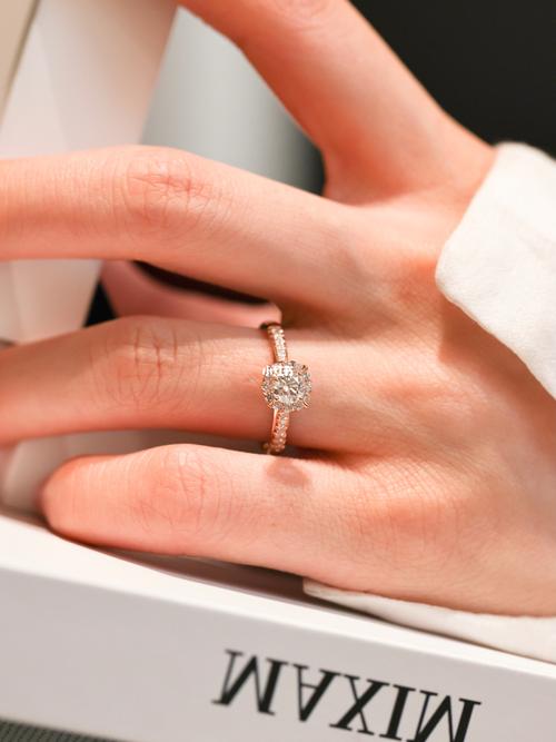 这枚30分钻戒除了显大就是显大!_钻戒_设计_钻石_艾欧