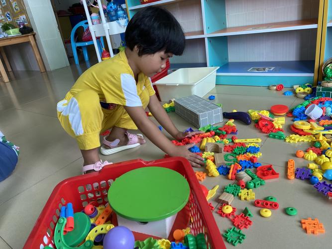 我们是勤劳的小帮手,帮助老师收拾玩具,老师夸我"真能干!"