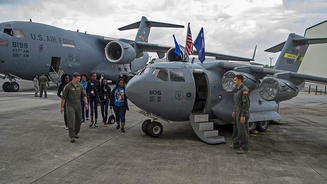 在8月16日的撤离行动中,美军一架c17运输机创造了人类航空史上单机最