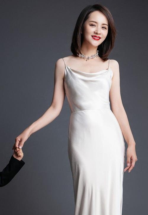 邓莎穿上一件白色连衣裙