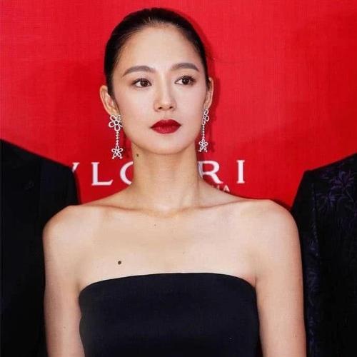 同时肩膀平直,具备一字型清晰的锁骨线条,穿那种露肩抹胸裙特别美