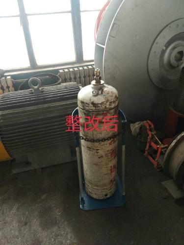 制作氧气瓶防倾倒装置