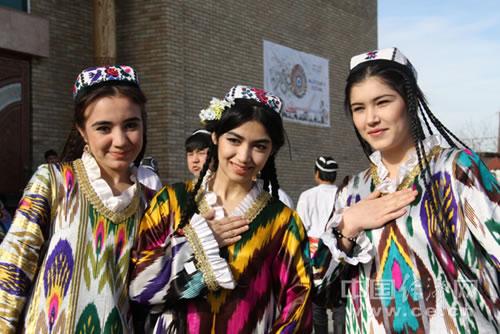 乌兹别克斯坦举行民族手工艺术节组图