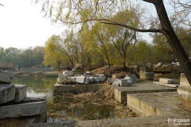 站在"方壶胜境"的临水遗址上,看到满地散落的建筑残件,一方面赞叹