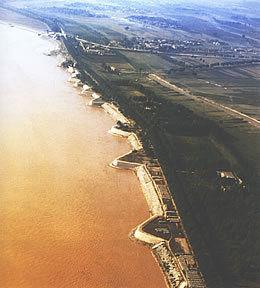 河道比较稳定;下荆江(藕池口—城陵矶),河道蜿蜒曲折,素有"九曲回肠"