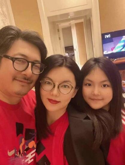 李湘王岳伦为女儿庆12岁生日王诗龄打扮洋气自信甜笑