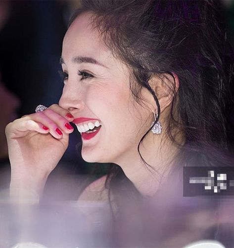 31岁杨幂高清无ps图,鱼尾纹遍布脸上,皮肤状态差成这样!