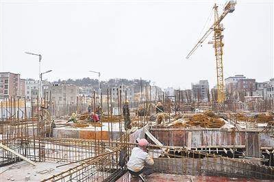 繁忙的翠园南路安置小区主体工程施工现场. 本报记者朱昕华 摄