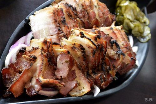 这道是云南烧肉,肥肉的部分已经烤到脆脆的了 他们不敢吃肥肉 指 剩下