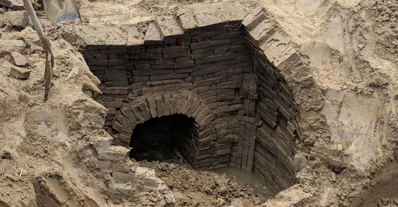 据了解,墓室为覆船形仿木结构砖室墓,墓室南北向,四壁由青砖平铺,四