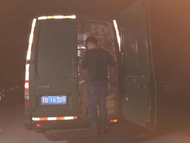深夜,分部里装载满满一车邮件的邮车正在等待卸车,分拣