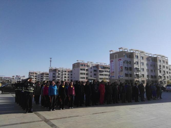 淖毛湖镇:中心社区开展周一升国旗仪式-生态之城伊吾