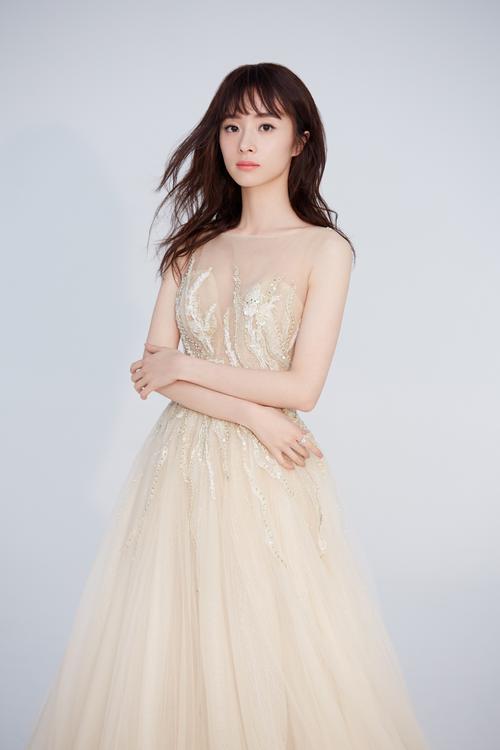 胡冰卿纱质长裙更飘逸,空气刘海少女感满满